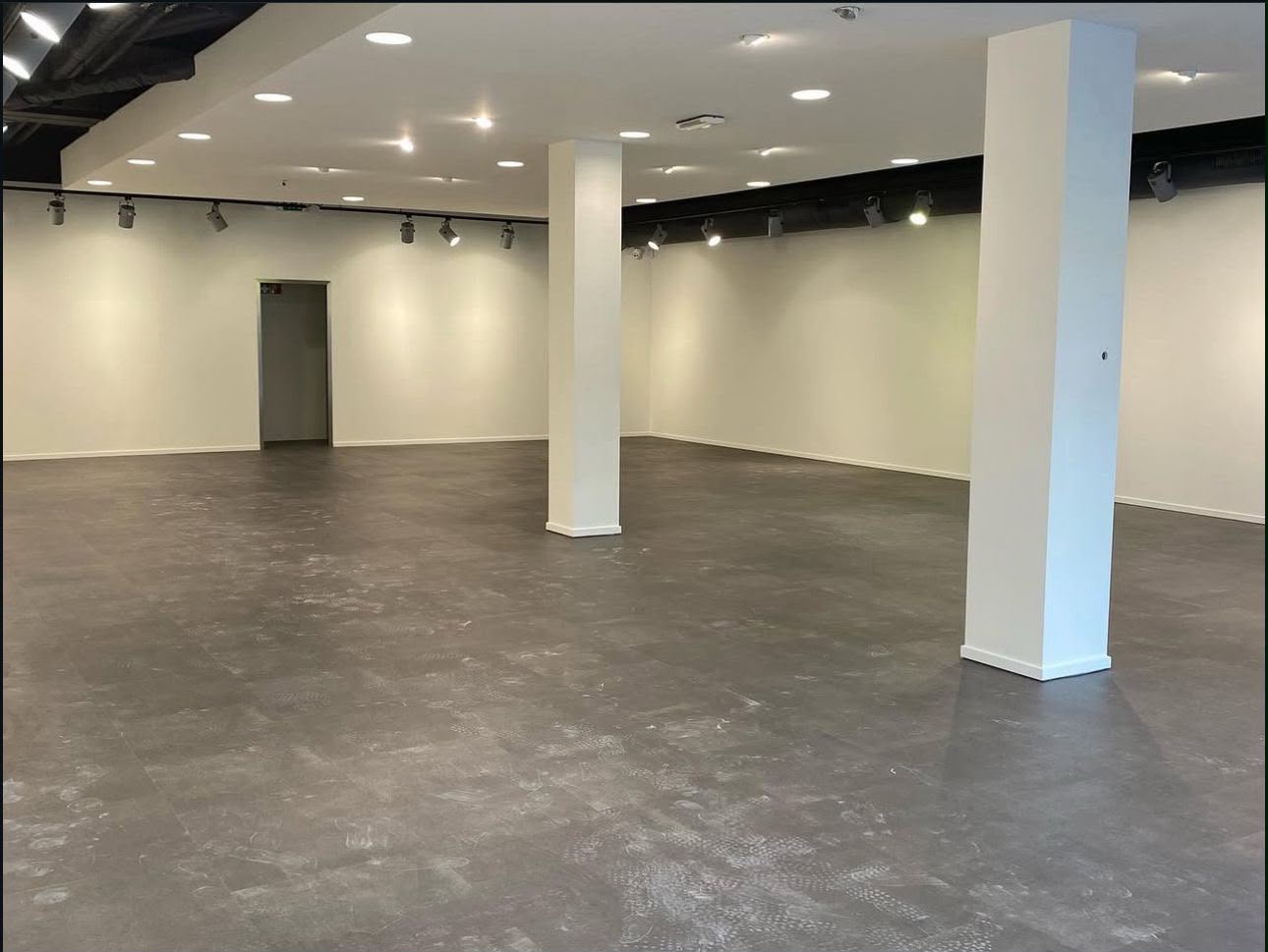 Betonlook Showroom — PVC vloer in Rijnmond