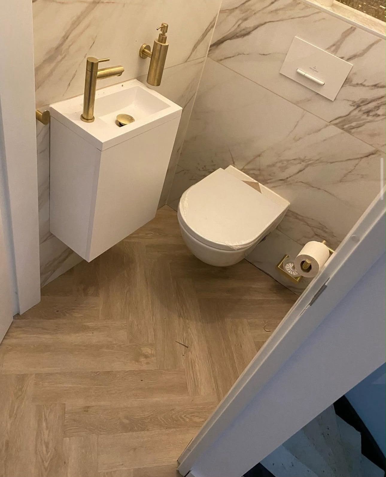 Visgraat in het Toilet — PVC vloer in Capelle aan den IJssel