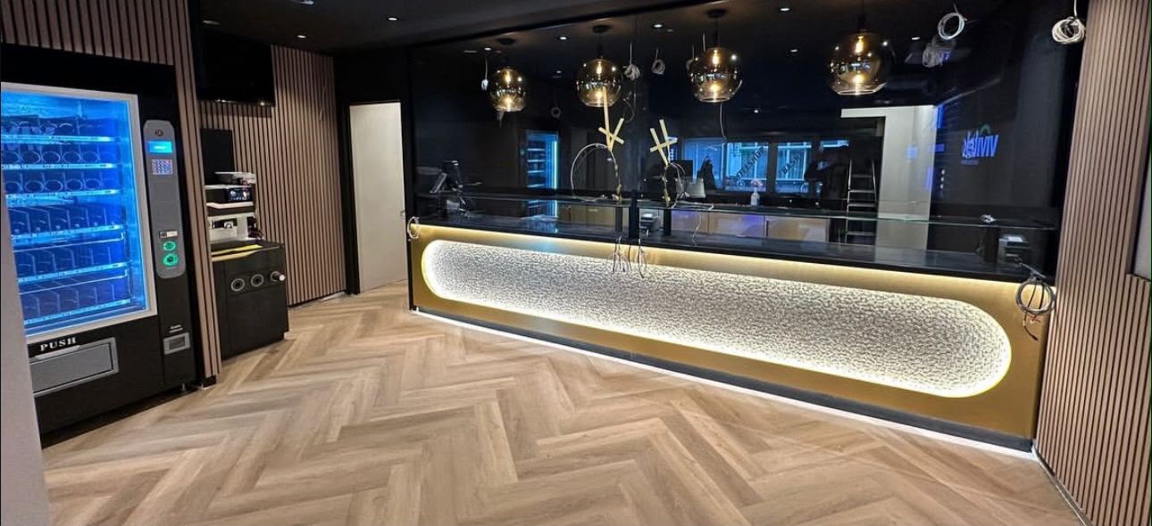 Vakman legt PVC visgraat vloer in Rotterdam